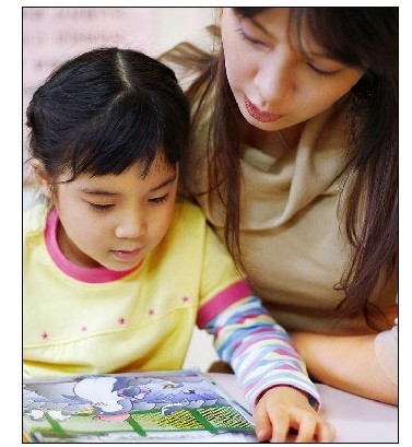 　那么該怎么處理孩子這樣的問題呢?愛通天下教育專員認為：先要孩子接受父母已經(jīng)離婚的事實，作為父母而言，即使離婚了，也要讓孩子感受到感覺到家庭的愛，又能有個健康的心態(tài)的確是件很難做的事。