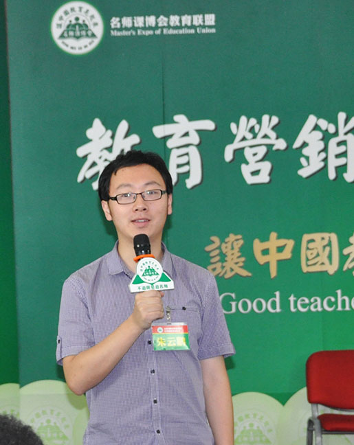 家庭教育專員 特別提醒我們，對(duì)孩子千萬不能要求太嚴(yán)格，如果從小就把孩子規(guī)范得像個(gè)小大人一樣，則孩子就會(huì)承受不該承受之重，埋下過分追求完美的心理隱患，一旦出現(xiàn)了心理問題，再干預(yù)起來就事倍功半了。所以，孩子，一定要讓他們像個(gè)孩子，犯點(diǎn)兒小錯(cuò)沒什么，千萬不能苛求他們，如此他們才能正常地發(fā)展。