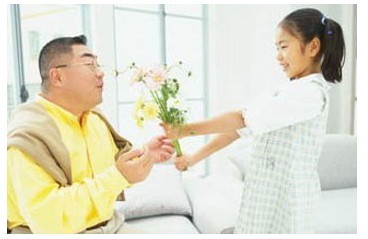 　李開復(fù)有兩個(gè)女兒，他很愛他的女兒。他曾經(jīng)接受相關(guān)媒體采訪的時(shí)候，以“吾家有女初長成”的喜悅口吻，分享教養(yǎng)一對千金的心路歷程。