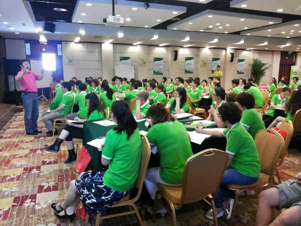 今天雖然是北京學(xué)習(xí)動力營和父母大學(xué)同期開課的第一天。但是我們看到這些偉人父母們，都能很快就進(jìn)入到學(xué)習(xí)狀態(tài)當(dāng)中。今天下午，通過主持人的引導(dǎo)之后，給參加這些課程的維偉人父母們和少年演講家們，跳一支《少年演講家》舞蹈。為接下來的課程鋪墊了良好的氛圍。 