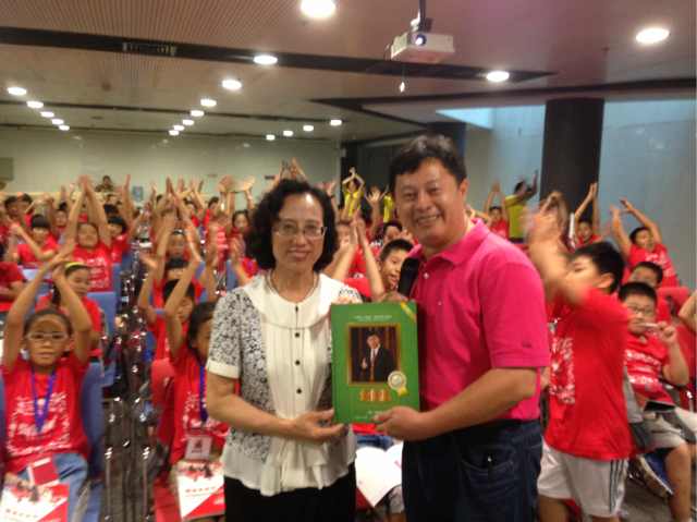 孩子們?cè)谥剃?duì)的引領(lǐng)下游歷清華美麗風(fēng)光，覓偉人足跡、學(xué)偉人精神、拓偉人胸懷！