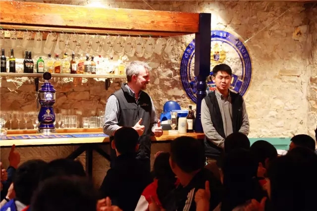他驚嘆我的自信，我鐘愛(ài)他的柔情